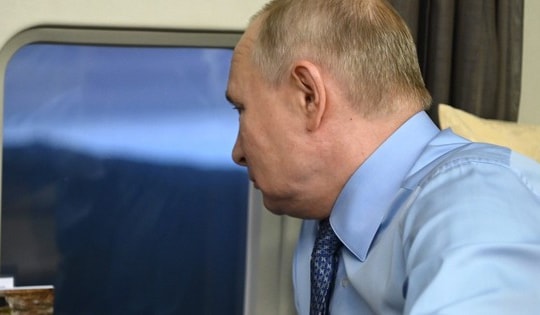 RT: Trực thăng của Tổng thống Putin mắc kẹt trong đàn UAV của Ukraine