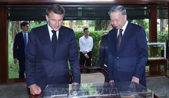 Tổng Bí thư Tô Lâm và Tổng thống Pháp thăm Khu di tích Chủ tịch Hồ Chí Minh tại Phủ Chủ tịch