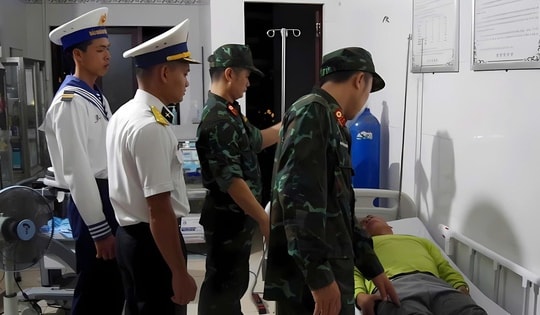 Quân y đảo Trường Sa xuyên đêm cứu ngư dân