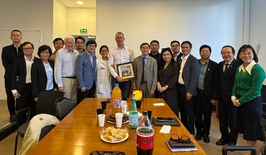 Thứ trưởng Bộ Y tế Trần Văn Thuấn và đoàn công tác đến thăm, làm việc tại hai bệnh viện hàng đầu của Pháp