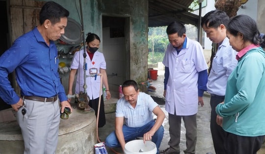 CDC Hà Tĩnh cấp phát 1.400kg hóa chất Cloramin B cho các huyện vệ sinh môi trường sau lũ