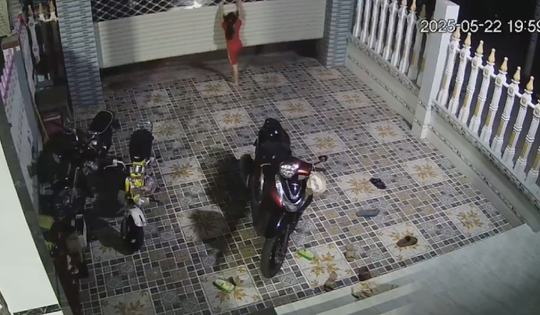 Bé gái 8 tuổi bị cửa cuốn lên cao làm ngừng tim