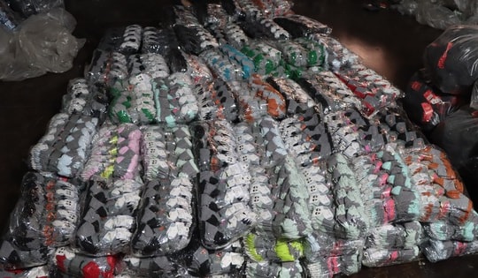 Giữa lòng Thủ đô, Công ty TNHH Sản xuất và Kinh doanh Sơn Vân Nam ngang nhiên sản xuất số lượng lớn tất chân giả xuất xứ, giả nhãn hiệu