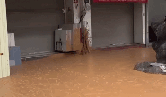 Bùn đất phun trào, tràn ngập phố Cát Linh khi đào hầm metro ở Hà Nội