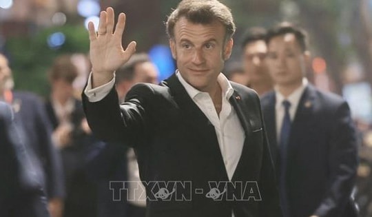 Tổng thống Pháp Emmanuel Macron và Phu nhân dạo phố cổ Hà Nội
