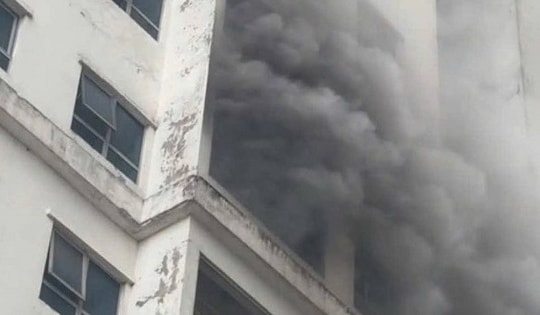 Video cháy căn hộ ở chung cư HH Linh Đàm, khói đen mù mịt