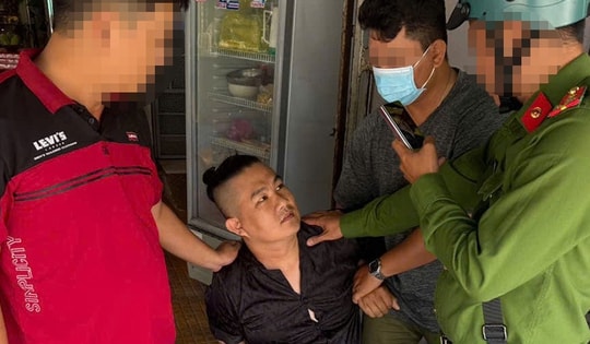 Bắt giữ đối tượng bị truy nã khi đang ở quán cà phê