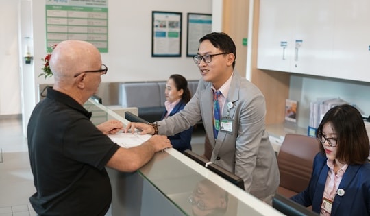 Liệt mặt do biến chứng zona, bệnh nhân bay nửa vòng trái đất nhờ bác sĩ FV điều trị