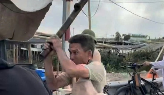 Mâu thuẫn trong sinh hoạt, gã đàn ông cầm điếu cày đánh nam thanh niên