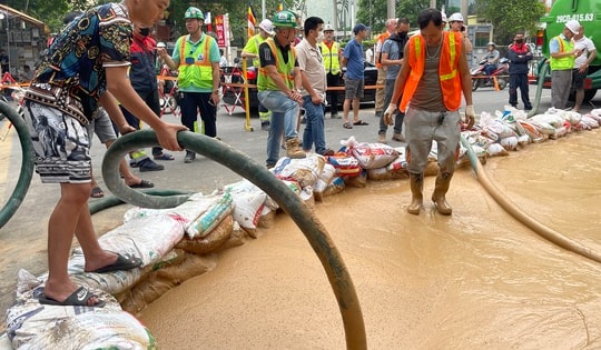 Bùn đất bất ngờ phun trào trên đường Cát Linh, Hà Nội