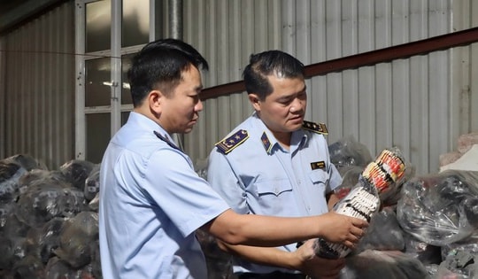 Nhà xưởng ngoại thành Hà Nội sản xuất hàng chục nghìn đôi tất 'hàng hiệu' giả mạo