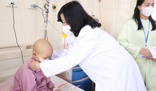 Bộ trưởng Bộ Y tế Đào Hồng Lan thăm và tặng quà các bệnh nhi tại Bệnh viện K nhân dịp Quốc tế Thiếu nhi