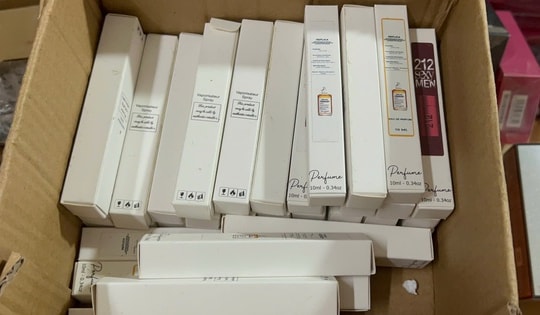 Cửa hàng lớn ở trung tâm phố Cổ Hà Nội công khai kinh doanh hàng ngàn chai nước hoa giả