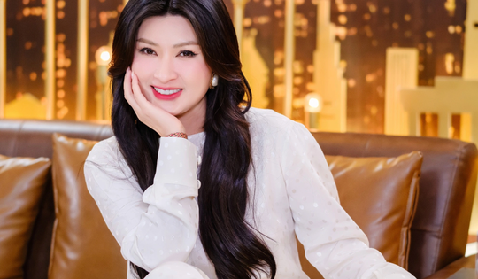 Nữ ca sĩ hải ngoại mang bầu lần 3 ở tuổi 44