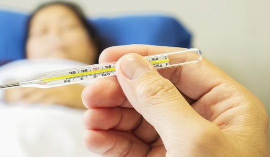 Cách phân biệt sốt phát ban, sốt xuất huyết, tay chân miệng và bệnh sởi để không bỏ lỡ 'thời điểm vàng' đưa con đi viện