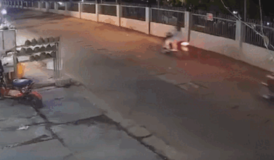 Kinh hoàng cảnh xe ô tô chạy ngược chiều, tông văng hàng loạt xe máy ở Đồng Nai