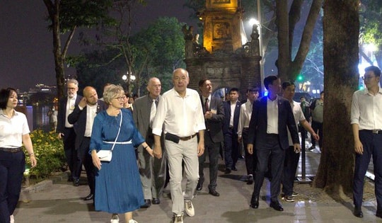 Tổng thống Hungary và Phu nhân đi dạo, ngắm cảnh hồ Hoàn Kiếm