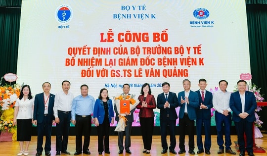 Bộ trưởng Đào Hồng Lan trao quyết định bổ nhiệm lại Giám đốc Bệnh viện K đối với GS.TS Lê Văn Quảng