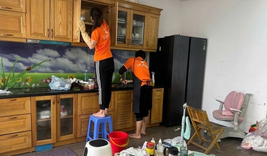 Sống chung với ... người giúp việc