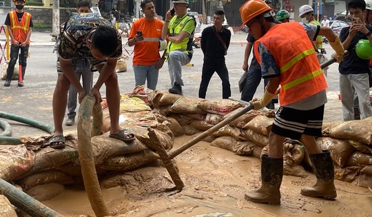Hà Nội: Xuyên đêm xử lý, bùn vẫn phun trào trên phố Cát Linh