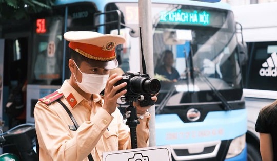Buổi sáng giờ cao điểm, nhiều người 'giật mình' vì camera lưu động ghi hình phạt nguội