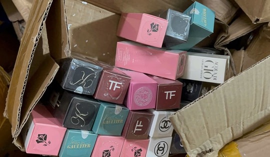 Phát hiện hàng nghìn chai nước hoa nghi giả ở trung tâm Hà Nội