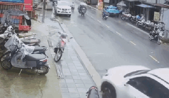 Ô tô 'điên' tông hàng loạt xe máy ở Sapa, 1 cháu nhỏ tử vong thương tâm