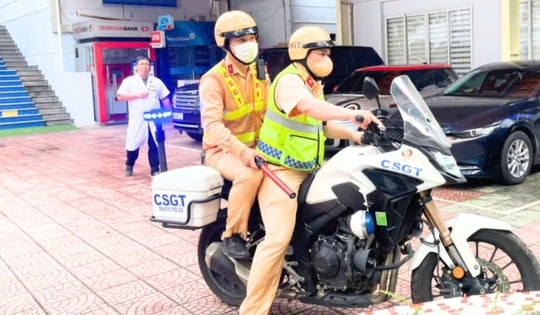 2 chiến sĩ CSGT mở đường, hỗ trợ đưa sản phụ vỡ ối chuyển dạ đến bệnh viện cấp cứu