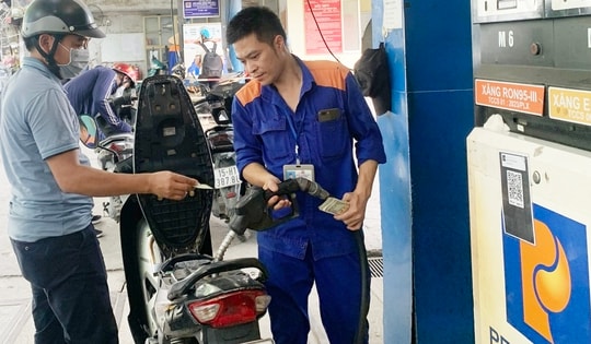 Giá xăng tăng nhẹ, giá dầu giảm, RON95 lên 19.565 đ/lít