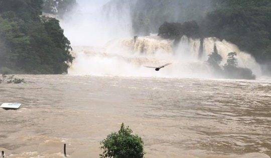 Miền Bắc, miền Trung mưa xối xả