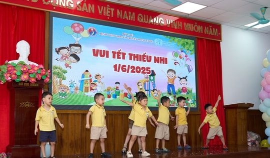 Mang Tết Thiếu nhi đến sớm cho bệnh nhi tại Bệnh viện Y học cổ truyền Trung ương