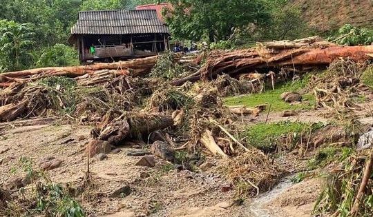Lũ quét tràn xuống bản làng trong đêm