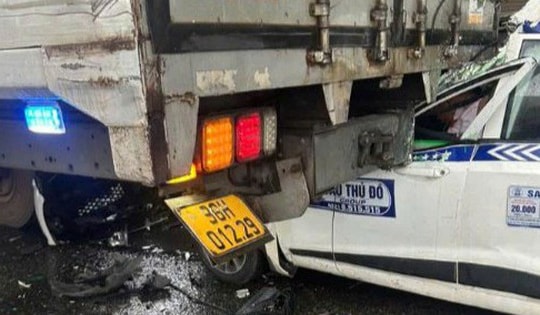 Taxi chui gầm xe tải, tài xế tử vong tại chỗ ở Long Biên