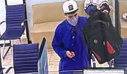 Xôn xao clip người đàn ông bịt khẩu trang dùng dao khống chế nữ nhân viên cướp ngân hàng