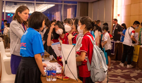 Khi giấc mơ du học Mỹ bị trì hoãn: Chuyên gia tâm lý mách nước vượt qua bất an