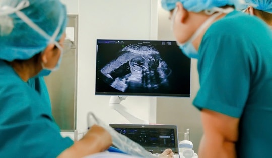 Ca can thiệp bào thai cho người Singapore: Khi Việt Nam trở thành điểm tựa cuối cùng