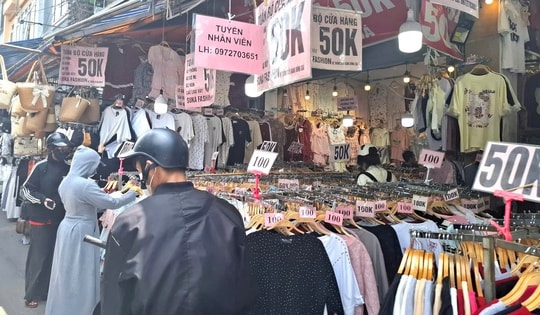 Khu chợ đầy hàng gắn mác thương hiệu nhưng giá rẻ 'giật mình'