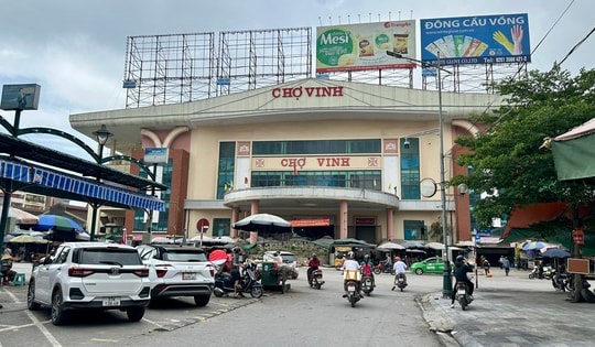 Chợ lớn nhất Bắc Trung Bộ 'cửa đóng then cài' giữa cao điểm chống hàng giả