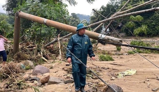 Hình ảnh cả huyện ở Nghệ An tan hoang sau cơn lũ quét lúc nửa đêm