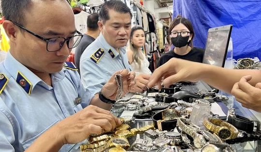 Thu giữ số lượng lớn hàng giả tại Saigon Square
