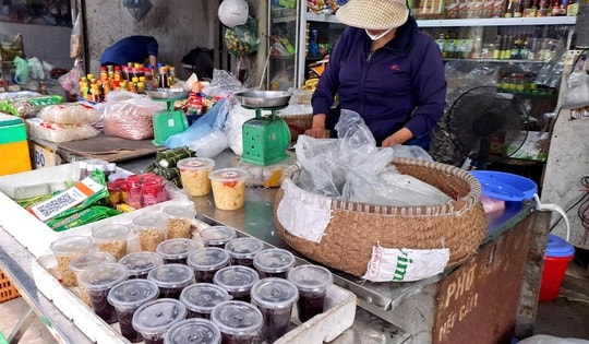 Tết Đoan Ngọ: Vải thiều đắt khách, rượu nếp lên ngôi, bánh tro không đủ bán