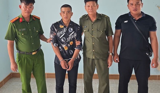 Người dân hỗ trợ công an tóm gọn gã đàn ông trộm xe máy