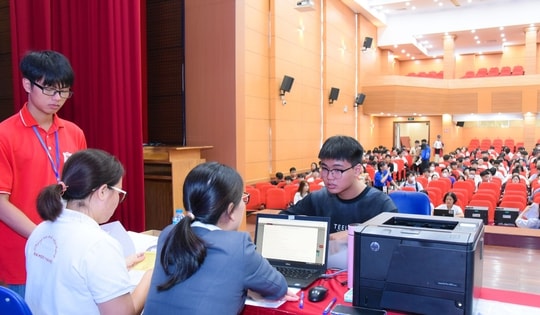 Điểm mới tuyển sinh Y Dược 2025: Cơ hội cho thí sinh C00, D01, A01