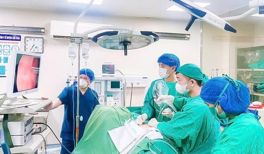 40 phút dùng kỹ thuật hiện đại bác sĩ tuyến huyện giúp người phụ nữ thoát cơn đau do tiểu ra máu