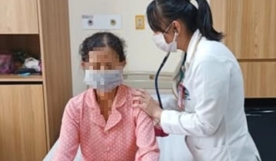 Người phụ nữ 57 tuổi kiệt sức do viêm phổi thừa nhận chủ quan với dấu hiệu nhiều người Việt mắc phải