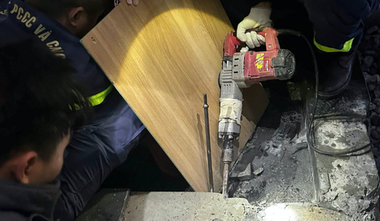 Giải cứu bé 8 tuổi bị kẹt tay trong ống hút nước áp lực cao ở khu đô thị Hà Nội