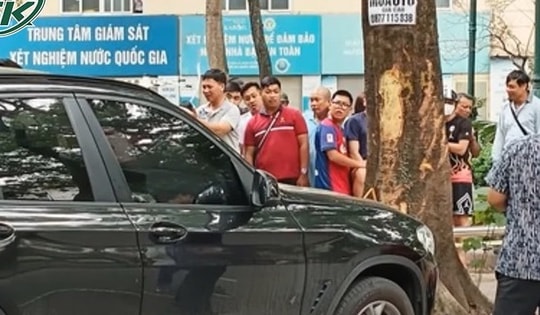 Kinh hoàng xế hộp BMW rồ ga 'lao như tên bắn' tông đứt lìa chân nữ sinh đi xe máy ở Hà Nội