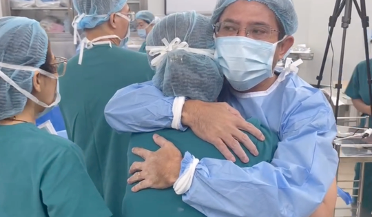 Bác sĩ và gia đình sản phụ Singapore ôm nhau bật khóc sau ca can thiệp tim bào thai thành công