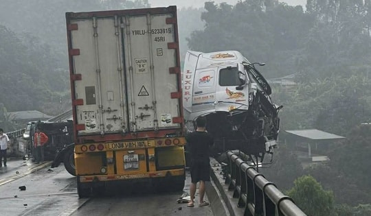 Cao tốc Nội Bài - Lào Cai: Xe đầu kéo lơ lửng trên thành cầu