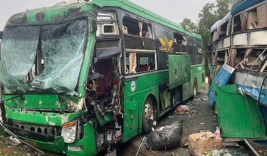 Hai xe khách va chạm trên quốc lộ 14, nhiều người bị thương